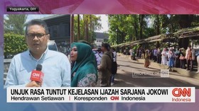 VIDEO: Unjuk Rasa Tuntut Kejelasan Ijazah Sarjana Jokowi