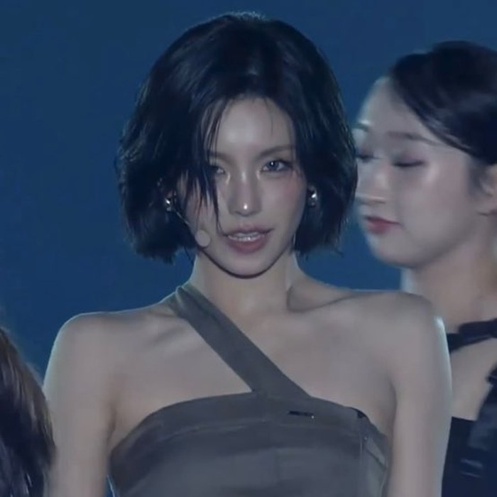 Warna rambut hitam legam dipadu dengan potongan yang ramping semakin menunjukkan karismatik Yeji, baik saat tampil di atas panggung maupun foto selfie./ Foto: allkpop.com