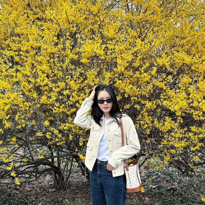 <p>Tak hanya itu, Eun Jin pun sering tampil kece dengan kacamata hitam seperti foto berikut ini. Kali ini, ia melengkapi penampilannya dengan kaus putih yang dibalut <em>outer jeans </em>berwarna putih. (Foto: Instagram@eunjin___a)</p>