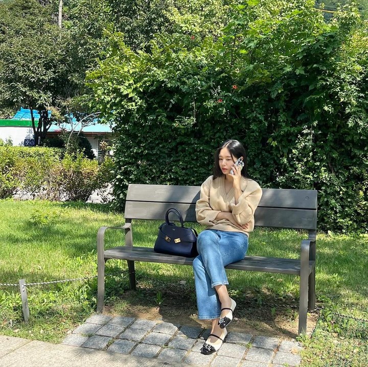 <p>Eun Jin sering kali terlihat mengenakan <em>outfit out the day</em> (OOTD) kasual yang santai. Misalnya saja seperti foto berikut ini. Meski hanya mengenakan <em>sweater </em>dan celana jeans, Eun Jin tampak modis, bukan, Bunda? (Foto: Instagram@eunjin___a)</p>