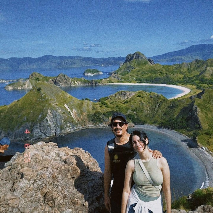 <p>Di waktu luangnya, Arla sering<em> quality time</em> bersama sang ayah. Bucek kerap kali mengajak putrinya ini berpetualang ke alam bebas, seperi melakukan olahraga ekstrem paralayang hingga <em>hiking</em>. Seperti diketahui, Bucek dikenal sebagai aktor yang menyukai olahraga alam bebas. (Foto: Instagram @bucek)</p>