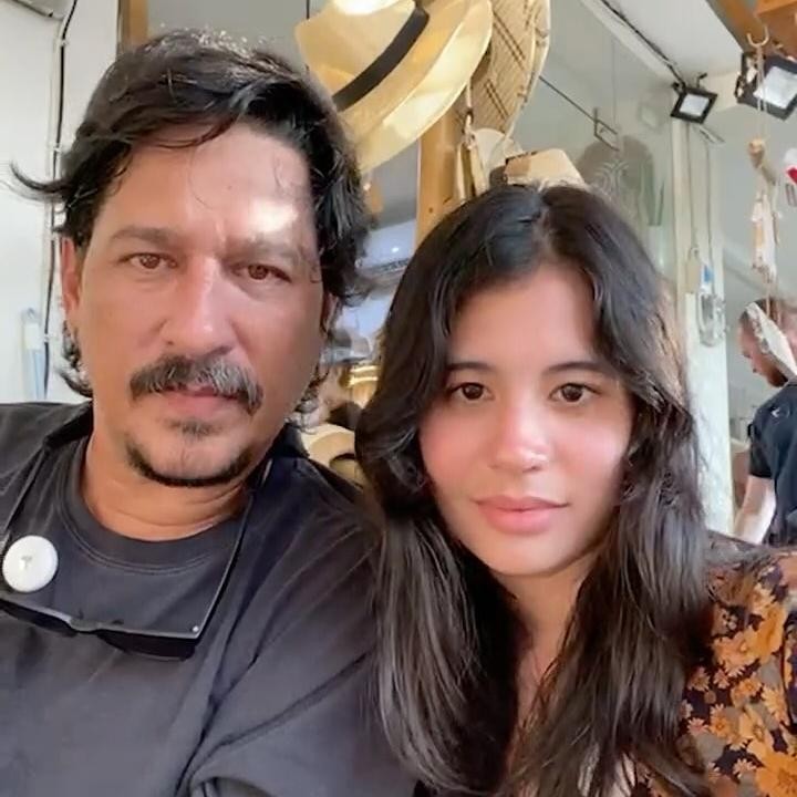 <p>Baru-baru ini, Bucek liburan ke Labuhan Bajo bersama Arla. Di tengah waktu berlibur, Arla mengajak ayahnya main Tiktok. Keduanya terlihat kompak saat melakukan <em>live</em> di media sosial. (Foto: Instagram @bucek)</p>