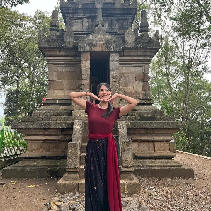 <p>Arla cukup aktif membagikan aktivitasnya sehari-hari di media sosial. Perempuan bernama lengkap Arla Ailani Muchtar ini sering mengunggah foto-fotonya saat bekerja di depan layar. (Foto: Instagram @arla.ailani)</p>