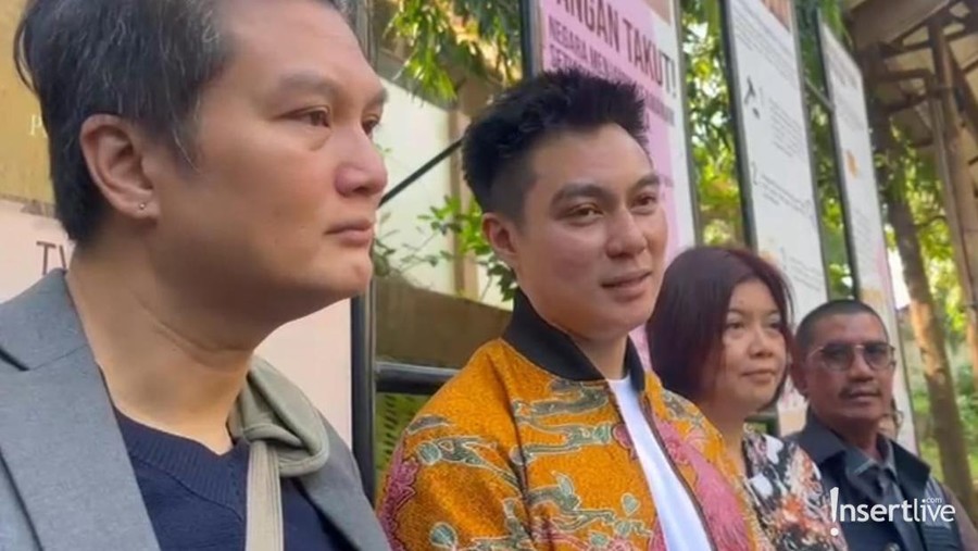 Baim Wong dan kakak-kakaknya Baim Wong dan kakak-kakaknya.