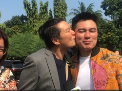 Video: Ciuman Kakak Antarkan Baim Wong Hadapi Putusan Sidang Cerai