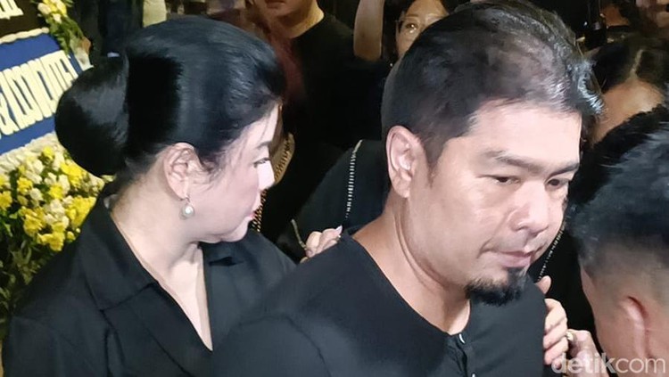 Desiree Tarigan dan Bams di rumah duka Hotma Sitompoel