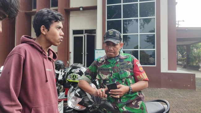 Anggota DPR Abdullah kritik kehadiran TNI di diskusi UIN Walisongo sebagai bentuk intimidasi yang ancam kebebasan akademik.