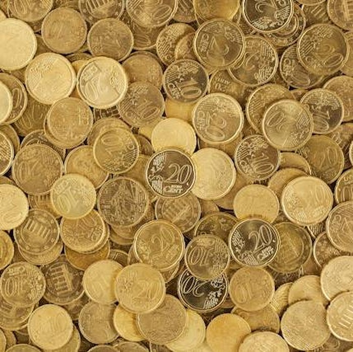 Koin dan benda logam dapat merusak tabung dan bagian dalam mesin cuci, bahkan bisa tersangkut di sistem pembuangan air.