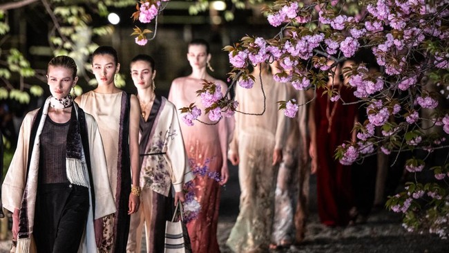 FOTO: Koleksi Musim Gugur Dior di Taman Bersejarah Jepang
