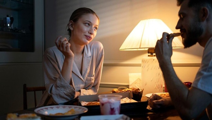 Ilustrasi makan malam saat larut/Foto: Freepik.com/freepik