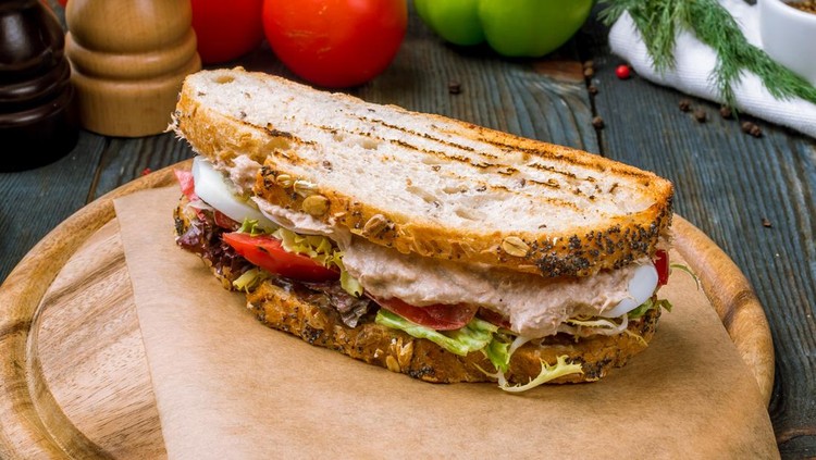 sandwich with tuna and vegetables