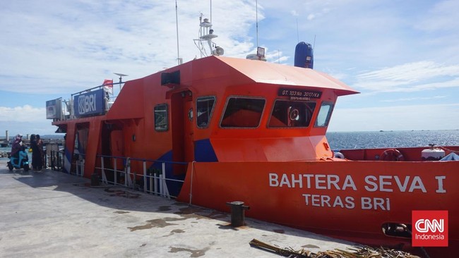 Kapal Teras BRI melayani masyarakat di Kepulauan Seribu dalam melakukan transaksi perbankan. Kapal beroperasi setiap Senin-Jumat ke lima pulau.