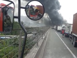 4 Fakta Sampah di Kolong Tol Dekat JIS Dilalap Api hingga Ganggu Lalin
