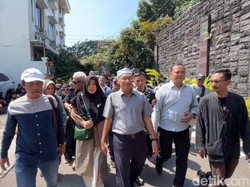Massa Datangi Rumah Jokowi di Solo, Minta Klarifikasi Soal Keaslian Ijazah