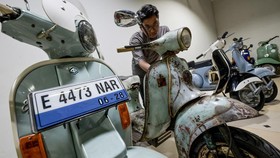 FOTO: Ganti Jantung Vespa Pakai Setrum
