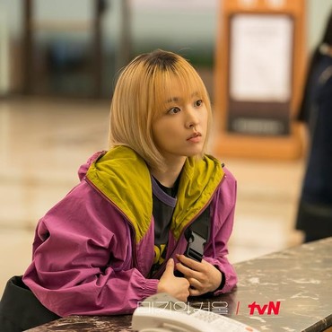 Potret Terbaru Park Bo Young dengan Rambut Blonde dalam 'Our Unwritten Seoul'