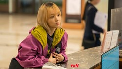 Potret Terbaru Park Bo Young dengan Rambut Blonde dalam 'Our Unwritten Seoul'
