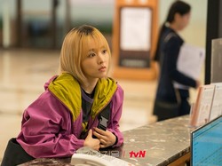Potret Terbaru Park Bo Young dengan Rambut Blonde dalam 'Our Unwritten Seoul'