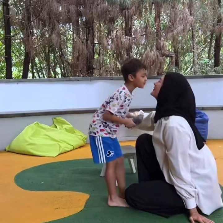<p>Kehidupan setiap artis tentunya sering kali mencuri perhatian publik, tak terkecuali Paula Verhoeven yang baru saja menikmati liburan di villa bersama Kiano dan Kenzo. Ia pun tak bisa menyembunyikan rasa syukur dan kebahagiaannya. (Foto: Instagram@paula_verhoeven)</p>