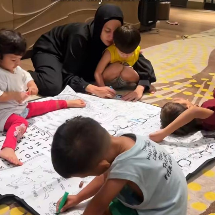 <p>Ia pun mengakhiri caption postingan itu dengan mendoakan yang terbaik untuk Kiano dan Kenzo. “Terima kasih Kiano, Kenzo…Allah selalu jaga hati kalian yaa untuk mama dan selalu dalam lindungan Allah. <em>I love you so much</em> Kiano Kenzo,” tulisnya dilengkapi dengan emoticon hati berwarna merah. (Foto: Instagram@paula_verhoeven)</p>
