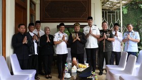 HUT 384 Kab Bandung: Momen Silaturahmi Dadang Supriatna-Dadang Naser