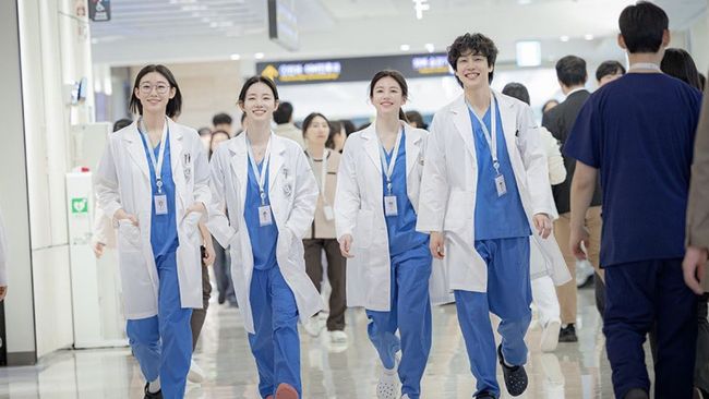 Resident Playbook turut menghadirkan bintang Hospital Playlist untuk tampil sekilas dalam berbagai episode.