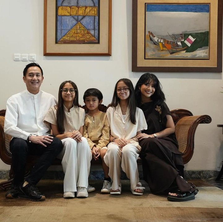 <p>Seperti yang diketahui, Aldi menikah lagi dengan Ririn Dwi Ariyanti. Dari pernikahan itu, mereka dikaruniai tiga anak, yang terdiri dari dua anak perempuan dan satu anak laki-laki. Mereka adalah Siti Alana Kalyani, Sit Alecia Kaira, dan Ramy Alfie Utomo. (Foto: Instagram@adirakania)</p>