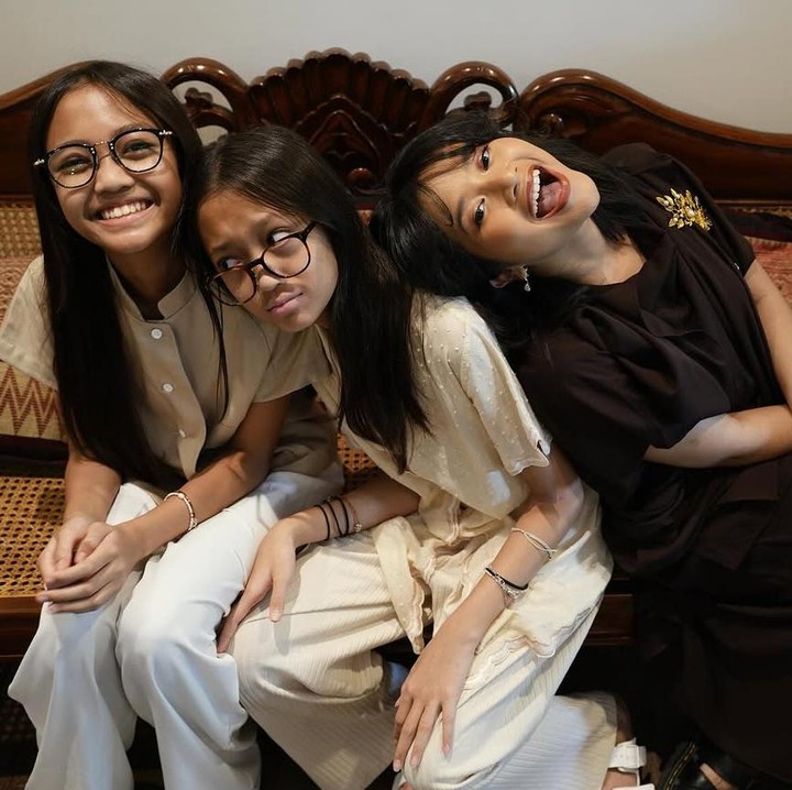 <p>Pada momen Lebaran kemarin, Adira Kania tampak membagikan momen kebersamaan dengan dua adik sambungnya yang cantik. Ketiganya pun terlihat sangat akrab dan kompak, Bunda. (Foto: Instagram: @adirakania)</p>