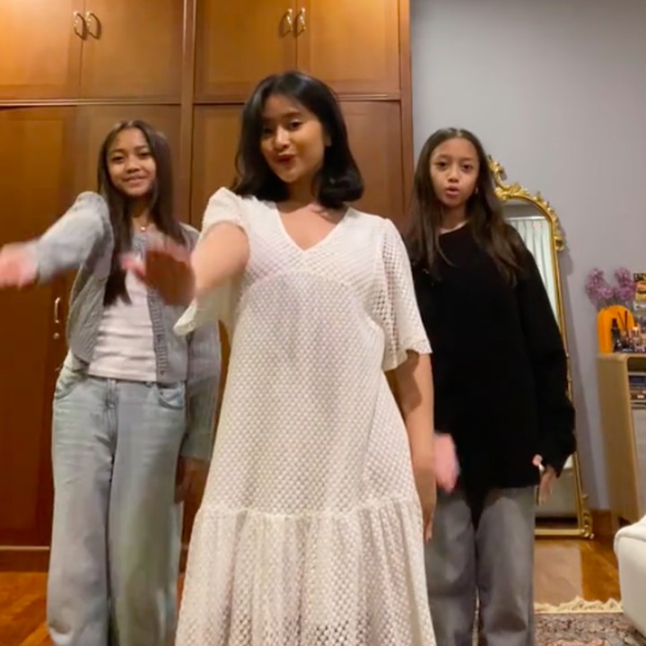 <p>Tidak hanya itu, perempuan yang akrab disapa Kania ini juga sempat mengajak kedua adiknya melakukan<em> dance</em> yang tengah viral di TikTok. Banyak pula yang menyebut ketiganya sama-sama mirip sang Bunda. (Foto: TikTok: @adirakaniaa)</p>