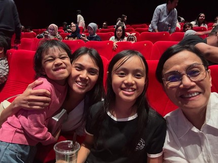Terpopuler: Potret Kebersamaan Sri Mulyani Bareng Cucu Nonton Film Jumbo