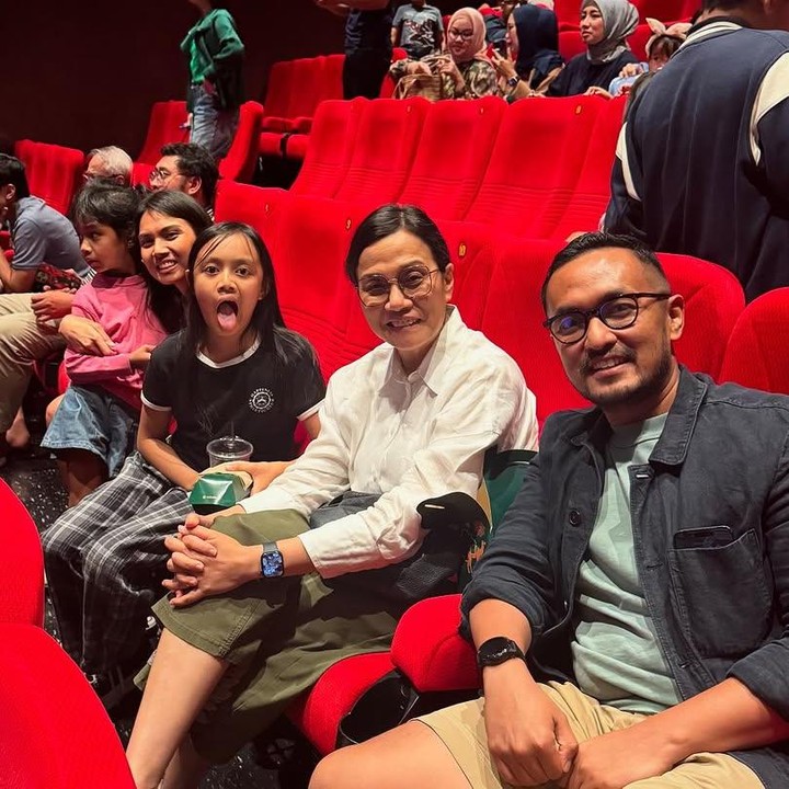 <p>Ia terlihat hadir bersama menantu dan kedua cucu perempuannya. Tak hanya itu, mereka pun ditemani langsung oleh sang sutradara film tersebut, Ryan Adriandy. “Film aimasi Indonesia oleh Visinema karya sutradara Ryan Adriandy yang sungguh keren mengagumkan, berkelas dan <em>entertaining</em>,” ujarnya. (Foto: Instagram@smindrawati)</p>