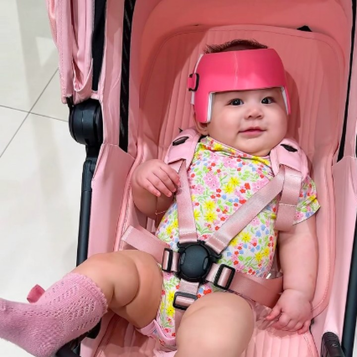 <p>Akhir-akhir ini, Zoe terlihat mengenakan helm berwarna merah muda, Bunda. Penampilan baru Zoe ini pun membuat netizen penasaran. (Foto: Instagram: @patriciagouw)</p>