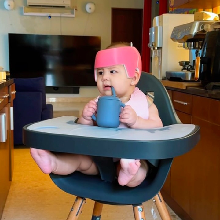 <p>Menanggapi hal ini, perempuan yang akrab disapa dengan Patgouw ini pun menyebut bahwa helm tersebut adalah helm khusus yang diberikan oleh dokter. Bukan tanpa alasan, hal ini karena Zoe memiliki kepala yang peyang. (Foto: Instagram: @patriciagouw)</p>