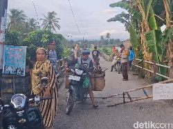 Warga di Batulappa Pinrang Buka Tutup Akses Jembatan gegara Nyaris Ambruk