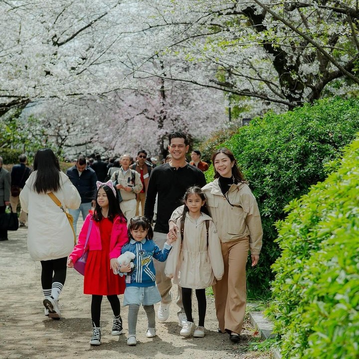 <p>Deretan seleb Tanah Air memutuskan untuk pergi liburan pada April ini. Salah satunya adalah presenter Surya Insomnia. Pria 38 tahun ini berlibur ke Jepang bersama istri dan ketiga anak perempuannya. Selama di Jepang, Surya dan keluarganya pergi ke taman hiburan Sanrio Puroland, serta menikmati sakura yang tengah mekar. (Foto: Instagram @suryainsomnia)</p>