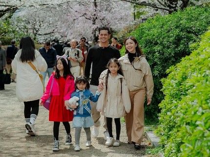Deretan Seleb Liburan ke Jepang hingga London, Nikmati Sakura hingga Wahana Permainan