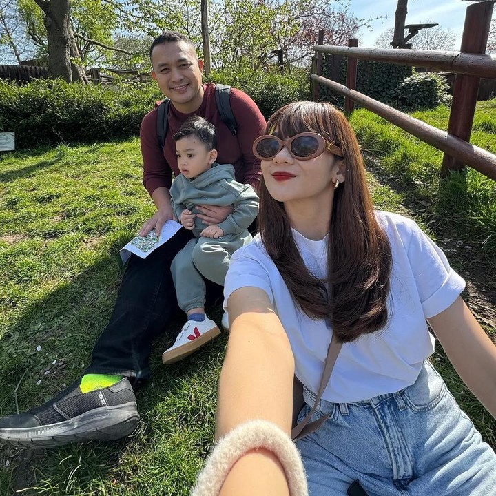 <p>Presenter Gilang Dirga memilih London, Inggris, untuk tempatnya berlibur bersama sang istri Adiezty Fersa, dan putra semata wayangnya Gin Dirga. Gilang dan sang istri tampak mengunjungi London Zoo untuk destikasi wisata bersama sang putra yang sebentar lagi berusia tiga tahun. (Foto: Instagram @adieztyfersa)</p>