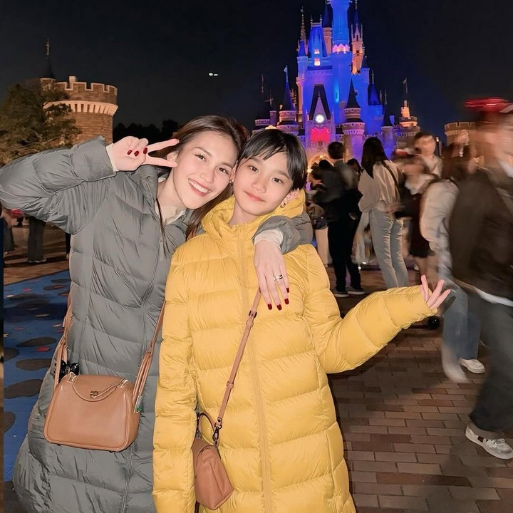 <p>Penyanyi Ayu Ting Ting juga memutuskan untuk berlibur ke Jepang bersama keluarganya. Dalam beberapa potret yang dibagikan, Ayu Ting Ting mem-posting fotonya bersama sang putri, Bilqis Khumairah Razak, saat mengunjungi Disneyland. (Foto: Instagram @ayutingting92)</p>