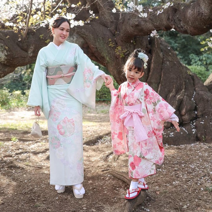 <p>Seleb lain yang juga memilih Jepang sebagai destinasi liburan adalah aktris Shandy Aulia. Perempuan kelahiran Jakarta ini menikmati keindahan bunga sakura bersama putri semata wayangnya, Claire Herbowo. Ibu dan anak ini kompak mengenakan baju tradisional Jepang, Kimono. (Foto: Instagram @shandyaulia)</p>