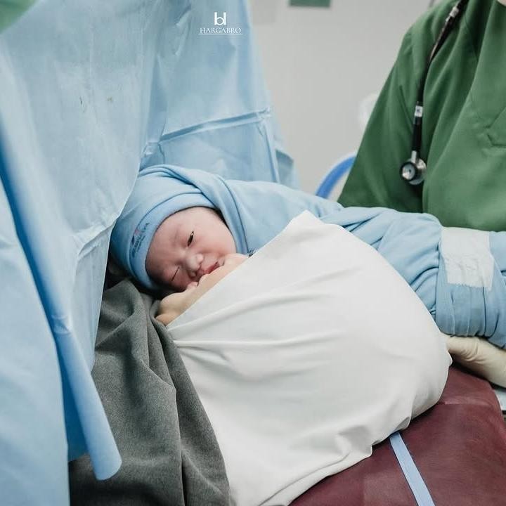 <p>Artis Kesha Ratuliu baru saja melahirkan anak ketiganya pada 14 April 2025. Si Kecil yang berjenis kelamin laki-laki ini diberi nama Danish Danendra Putra Permana. (Foto: Instagram: @kesharatuliu05)</p>