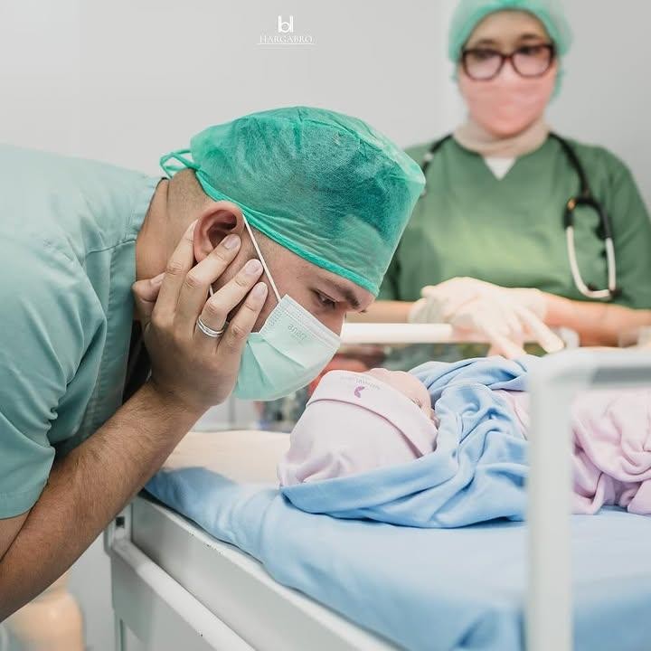 <p>Momen kelahiran Danish pun dibagikan langsung oleh Kesha melalui laman Instagram-nya. Terlihat pula sang suami, Adhi Permana Putra langsung meng-adzani Danish setelah dilahirkan. (Foto: Instagram: @kesharatuliu05)</p>