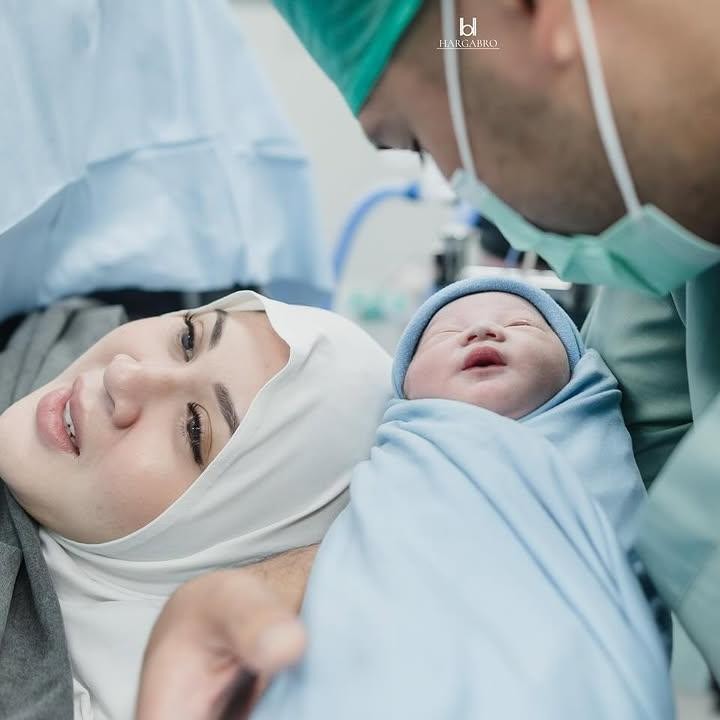 <p>Ketika Baby Danish diperlihatkan pada keluarga, banyak yang menyebut wajahnya mirip dengan sang Kakak, Aisha, tetapi versi bule. Namun, tidak sedikit juga yang menyebut wajah Danish mirip dengan kakak sulungnya, Zyzy. "Reaksi keluarga dan sahabat pas pertama kali liat Danish. Banyak yang bilang, 'Ini mah Aisha versi bule'. Tapi ada juga yang bilang mirip Zyzy. Ah sama aja lah. Kan dua-duanya kakaknya. Kalo menurut kamu Danish mirip siapa?" tutur Kesha. (Foto: Instagram: @kesharatuliu05)</p>