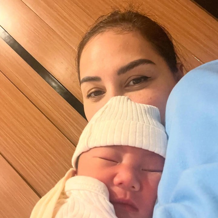 <p>Pada salah satu unggahan, terlihat Mona mendekap Danish dengan penuh kasih. Ia pun menyebut sangat menyukai aroma tubuh Danish. (Foto: Instagram: @monaratuliu)</p>