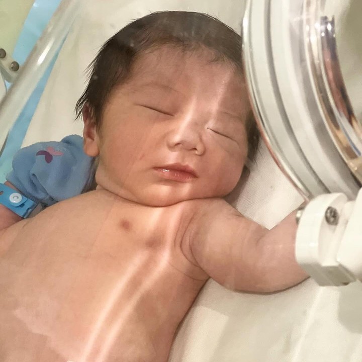<p>Kelahiran Danish juga sangat dinantikan oleh keluarga, Bunda. Sang nenek, Mona Ratuliu, pun hadir untuk menemani persalinan sang Bunda. (Foto: Instagram: @monaratuliu)</p>