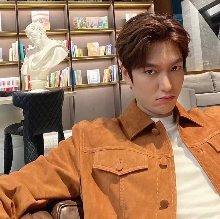 <p>Beberapa tahun terakhir, Lee Min Ho yang semakin dewasa pun sering mengambil peran serius, seperti Lee Gon di <em>The King: Eternal Monarch</em> dan Ko Han Su di <em>Pachinko</em>. Ia juga kerap dipilih menjadi <em>brand ambassador</em> ternama. (Foto: Instagram @actorleeminho)</p>