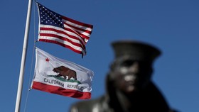 California Negara Bagian AS Pertama Gugat Trump Imbas Perang Tarif