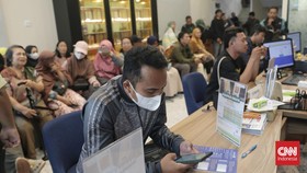 FOTO: Sengit Berburu Emas Meski Harga Melejit ke Rp2 Juta