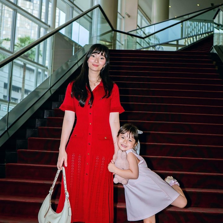 <p>"Wow, dua-duanya cantik banget," kata seorang netizen dengan menyisipkan emotikon hati. "Ini mah mini-nya Ibu mah bukan dikit, banyak. Nah, Kalau wajah usilnya pastinya dari Papa Onas," ujar netizen lainnya. (Foto: Instagram: @asmirandah89)</p>
