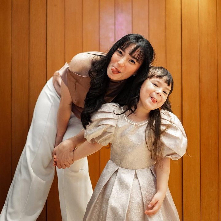 <p>Tidak hanya Asmirandah, banyak pula netizen yang memuji kemiripan Chloe dengan sang Bunda, nih. Bahkan, mereka menyebut kecantikan Chloe dan sang Bunda bak pinang dibelah dua. (Foto: Instagram: @asmirandah89)</p>
