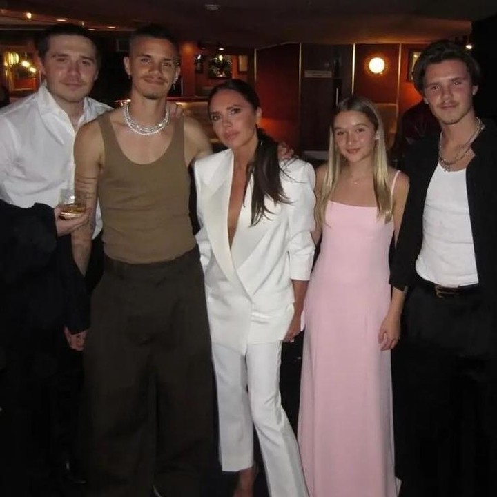 <p>Dari pernikahan ini, rumah tangga mereka pun diwarnai dengan kehadiran tiga anak yang telah beranjak dewasa. Mereka adalah Brooklyn Beckham, Romeo James Beckham, dan Cruz Beckham. (Foto: Instagram@davidbeckham)</p>